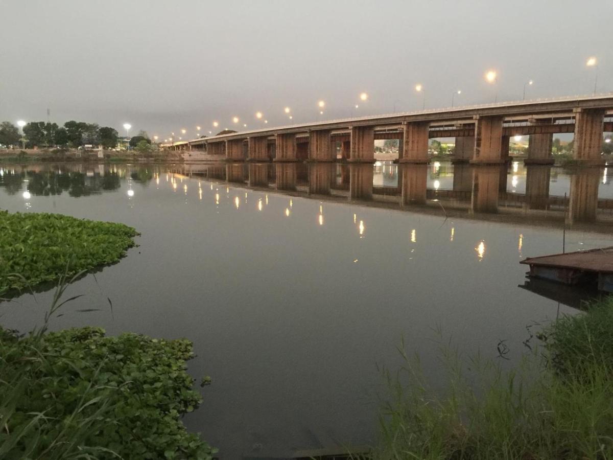 Home By The Bridge Hotel Kamphaeng Phet Exterior photo